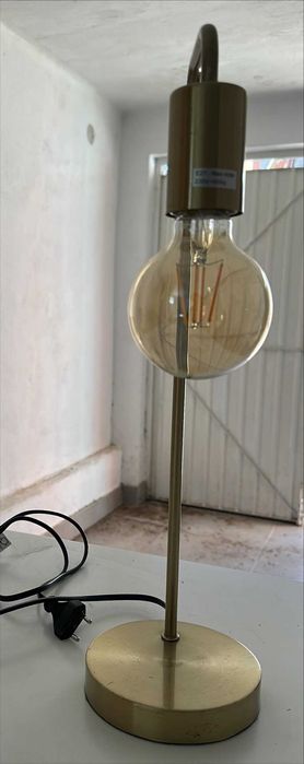 Candeeiro de mesa em metal dourado