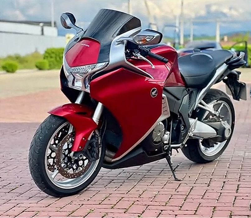 Мотоцикл HONDA VRF1200 F з повним пакетом документів