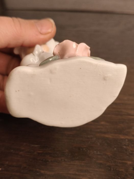 Porcelanowy figuralny świecznik z modlącą się dziewczynką i różą ²¹⁶