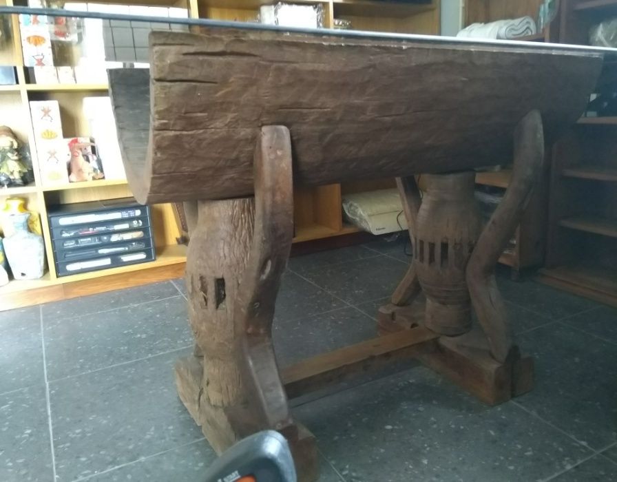 Mesa em Madeira maciça muito densa- Teka