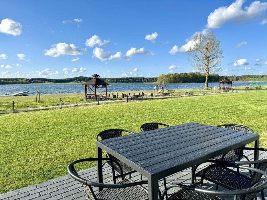 Domki nad jeziorem u Izy z balią ogrodową na ferie