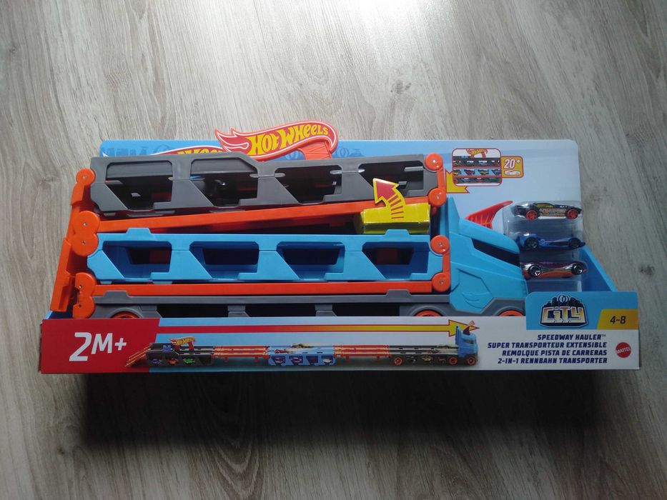NOWY Transporter Autek Aut Hot Wheels City Tory Wyścigowe Transportowiec +3 autka GVG37