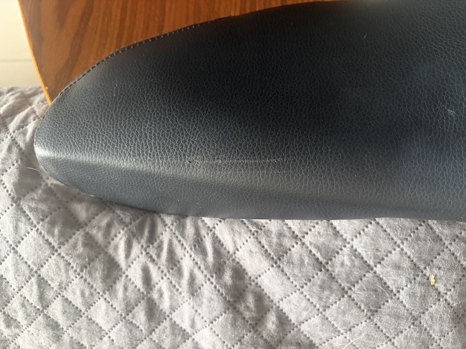 Cadeiras em nogueira e couro preto