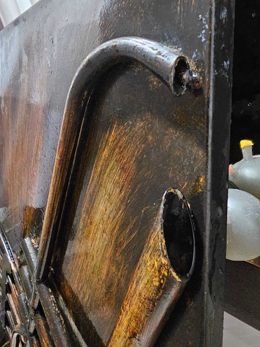 Decoração em metal com relevo