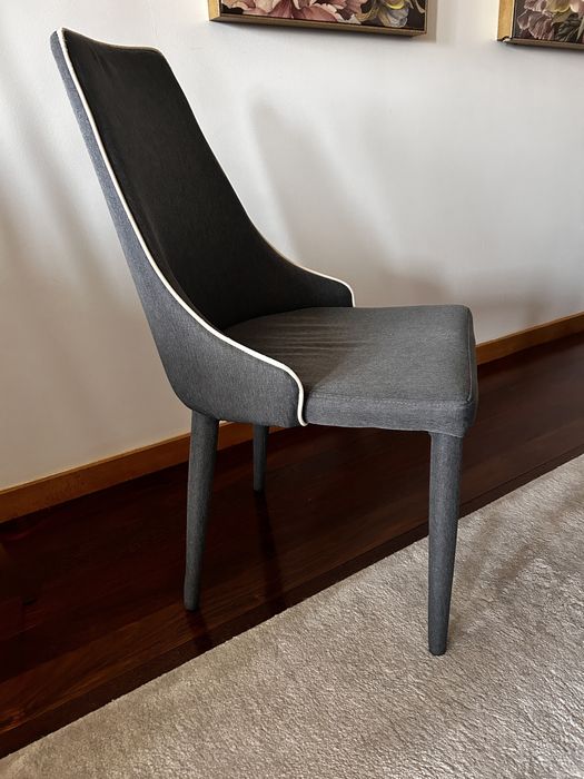 Mesa de sala mais cadeiras