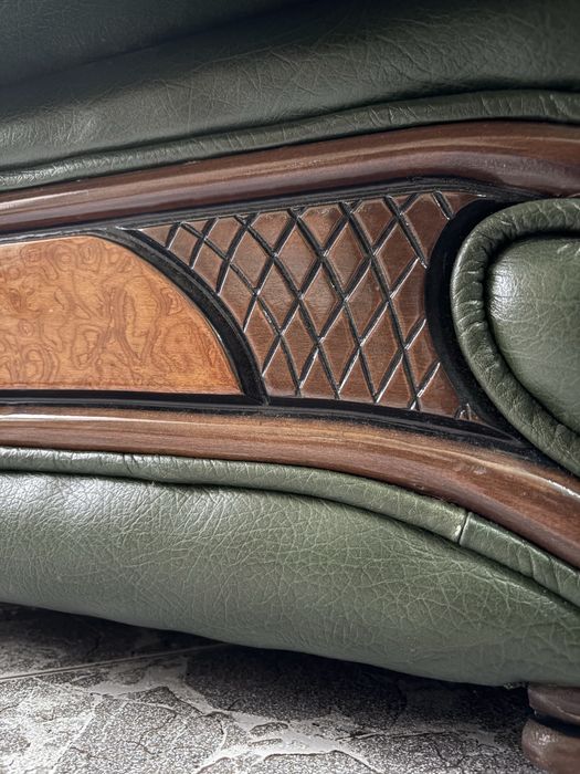 Conjunto Sofá-Cama 3 Lugares + 2 Cadeirões - Pele Genuína e Madeira
