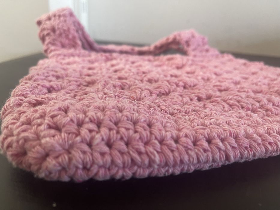 Mala em croché cor de rosa