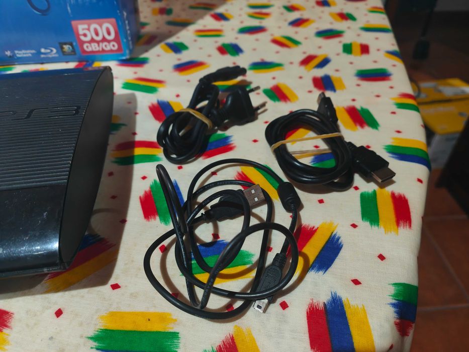 PS3 Super Slim com caixa em ótimo estado
