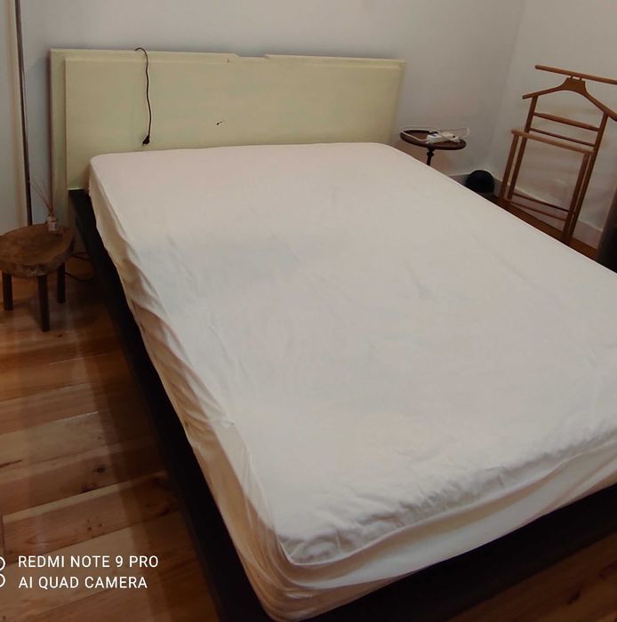 Cama de casal em madeira maciça com estrado e colchão