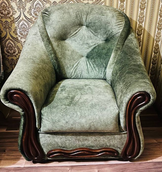 Розкладний диван та 2  крісла.