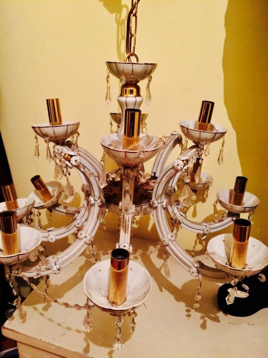 Candeeiro em porcela branca desenhada a dourada e pendorados em crista