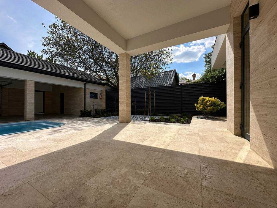 В продаже новый современный дом с бассейном в районе 12ст. Б. Фонтана.