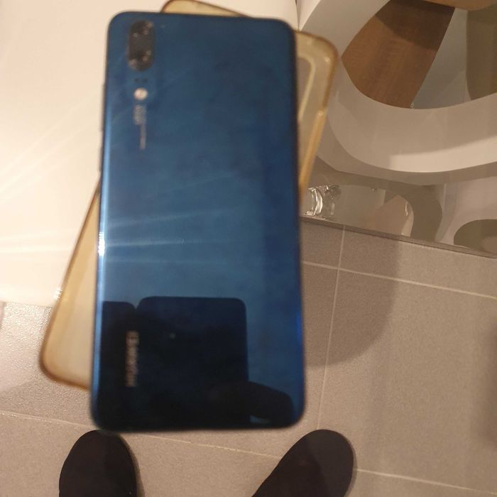 Telefone huawei leica com uma pequena estaladela