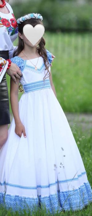 Довга вишита сукня