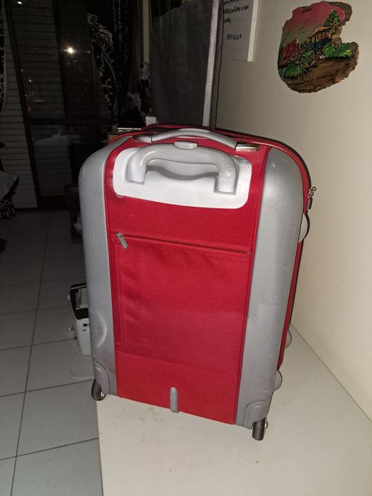 mala da United colors of Benetton  muito resistente  medi 63x41x23