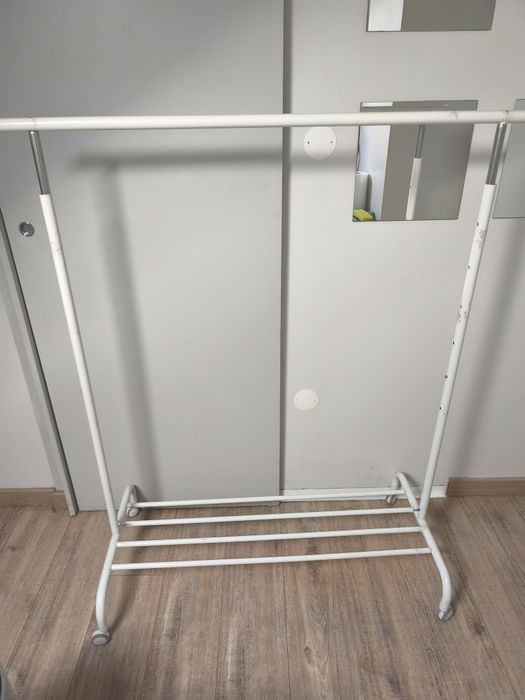 Arara de roupas  estado aceitável. Não está tão estavel