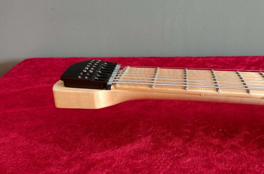 Gitara elektryczna 8 - strunowa headless (bezgłowa)