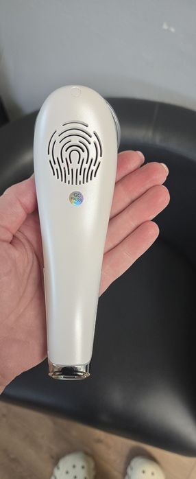 Urządzenie do masażu twarzy EMS. Urządzenie do liftingu twarzy