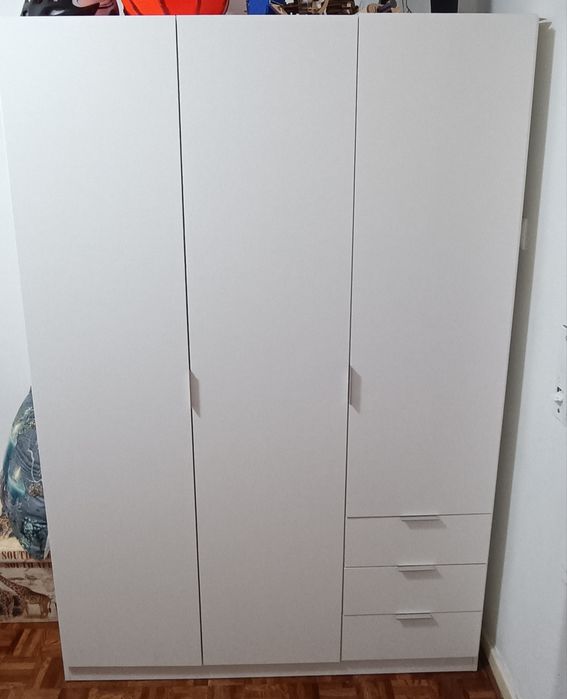 Guarda roupa em muito bom estado, altura 1.80m largura 1.20m