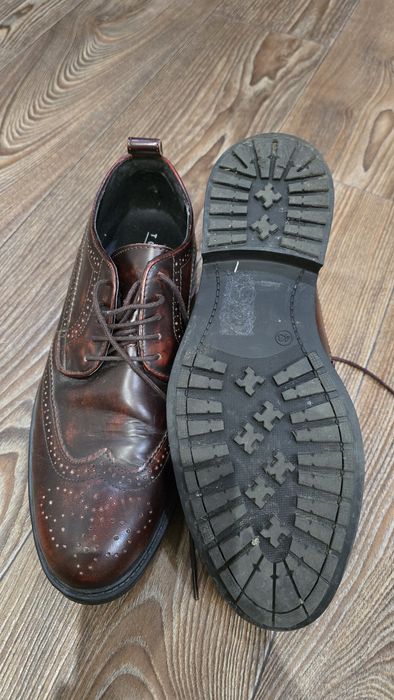 Класичні броги Crockett & Jones,  Bacco Bucci, Мюлі Converse