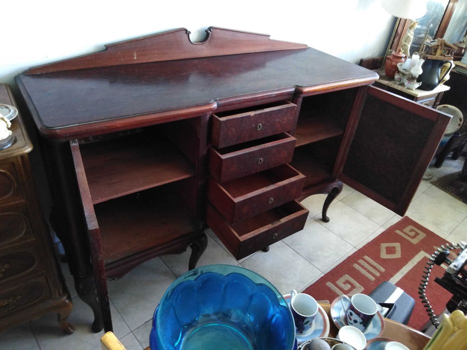 aparador estilo Queen Anne.