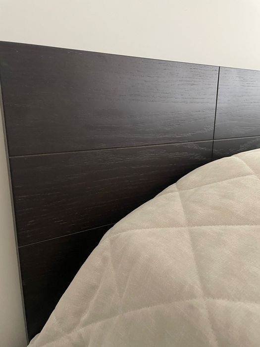 Cama mais mesas cabeceira