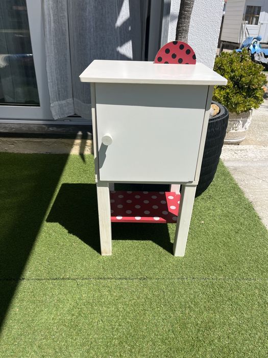 Duas mesas de cabeceira para crianca brancas