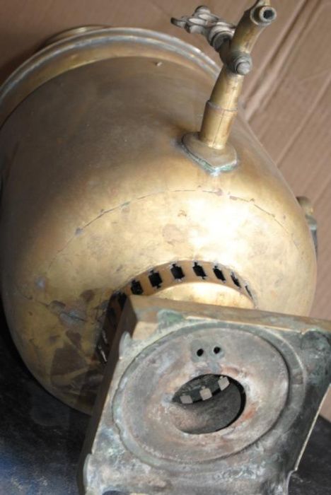 Самовар дуже старий, ще без тиснення медалей в інтерєр