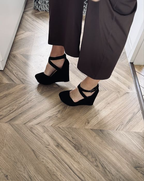 Czarne buty na koturnie
