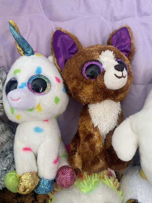 Колекція іграшок з великими очима