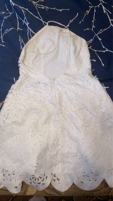 Біла сукня з вирізом на спині