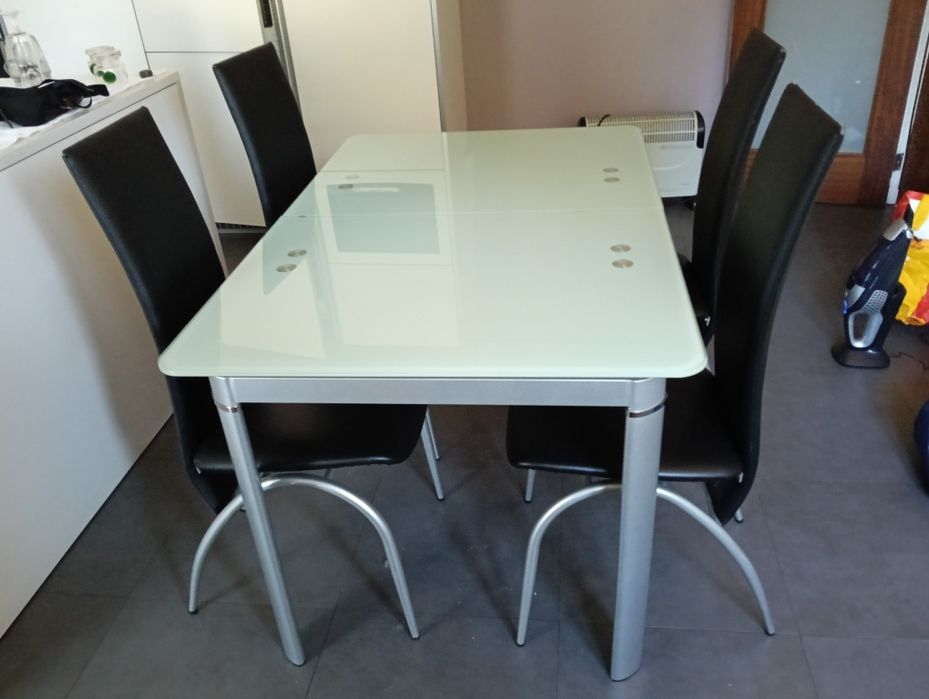 Mesa de jantar em vidro