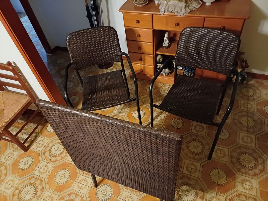 Mesa e duas cadeiras
