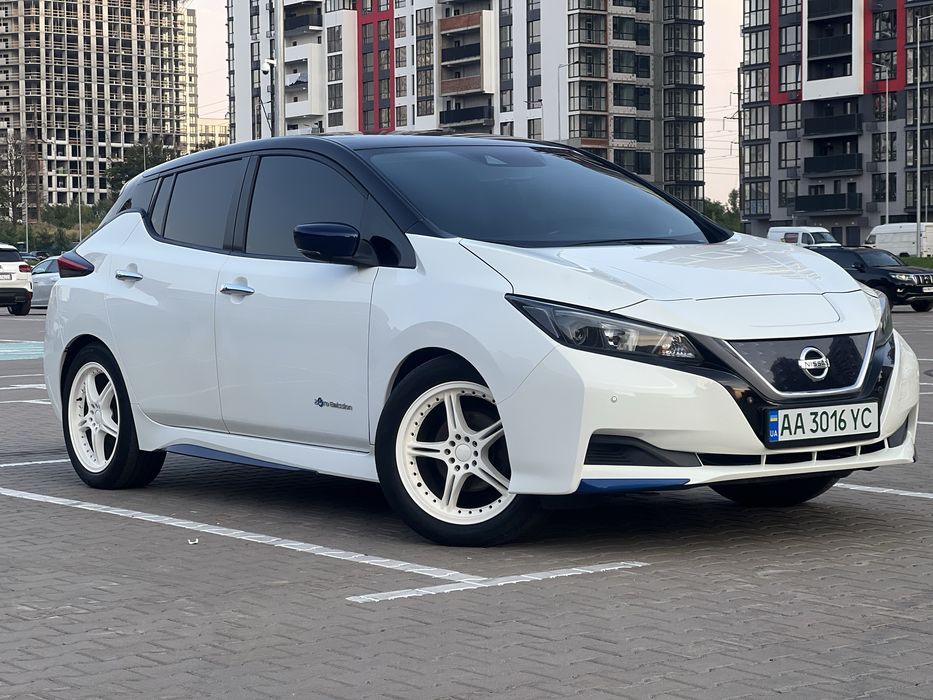 Nissan Leaf в отличном состоянии.