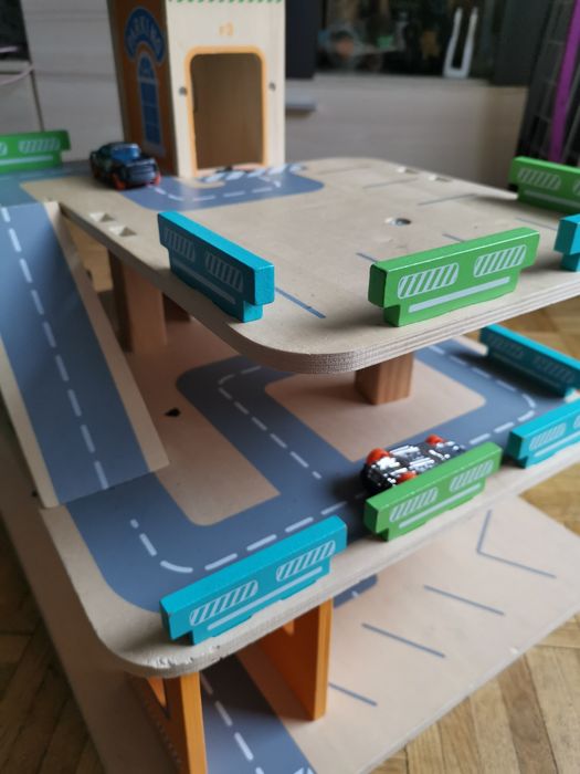 Drewniany piętrowy parking
