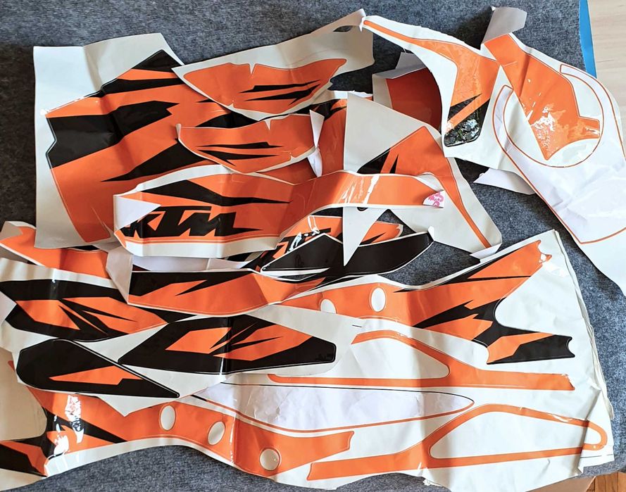 Zestaw naklejek dekoracyjnych na motocykl KTM.