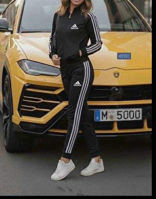 M.L.XL-Czarny Dres damski "śliskawy " z lampasami.