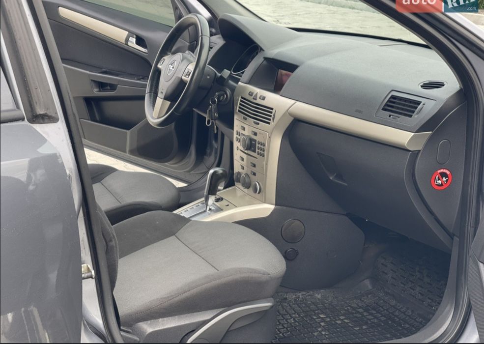 Хороший надійний автомобіль. З КПП автомат