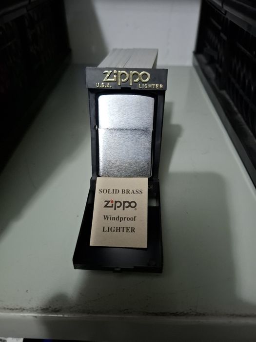 Isqueiros Zippo e bolsa de transporte