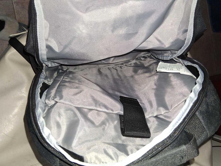 Mochila preta da QuickSilver, como nova, utilizada uma vez