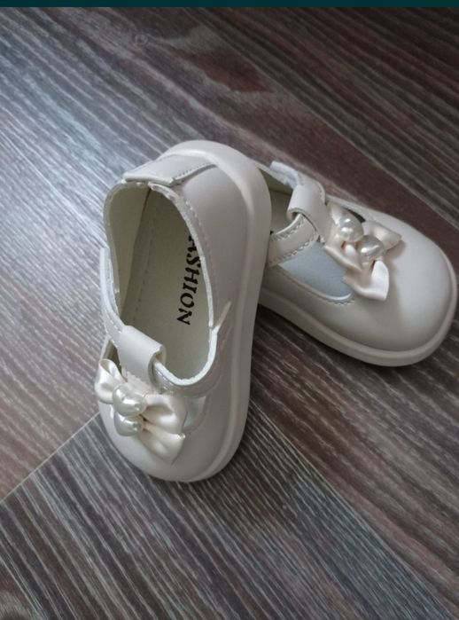 Нові туфлі для дівчинки