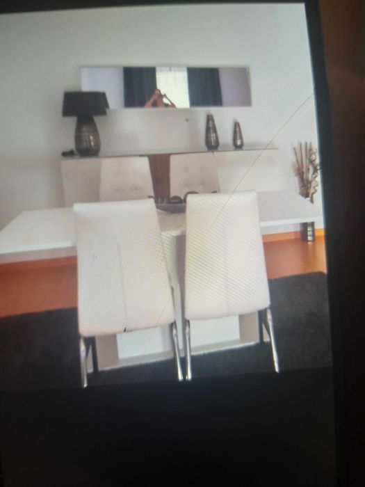 4 cadeiras brancas sala