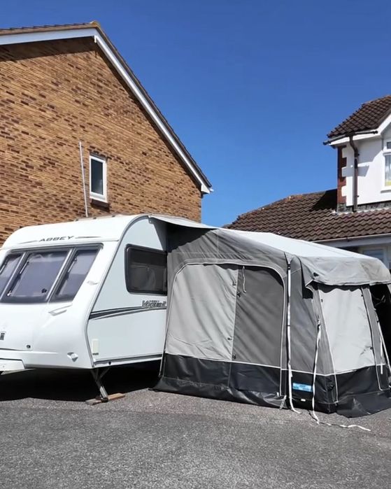 Caravana Abbey Vogue 2 650 + Avançado Kampa Air 400