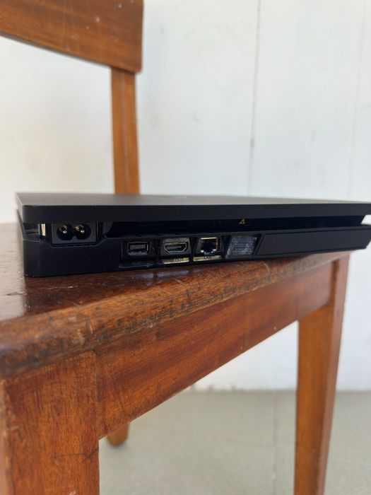 PS4 slim 1TB  sem comando