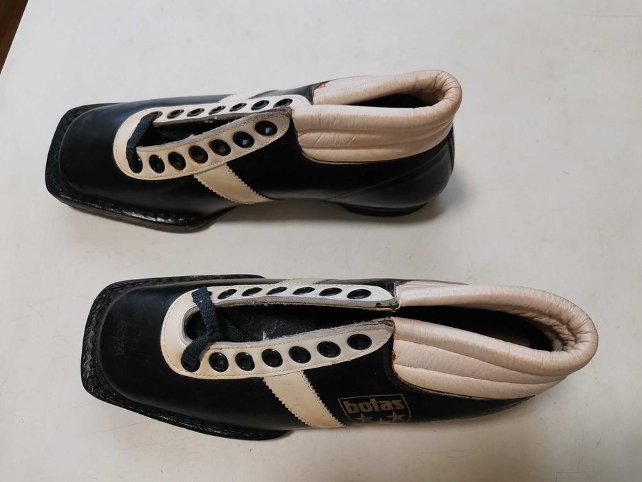 Продам лыжные ботинки и лыжные палки.