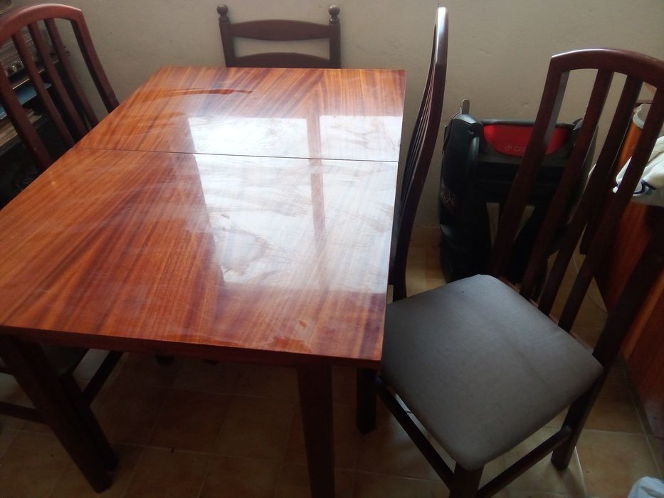 Moveis de casa de jantar envernizado com cadeiras, mesa extensível. Vendo urgente para desocupar.