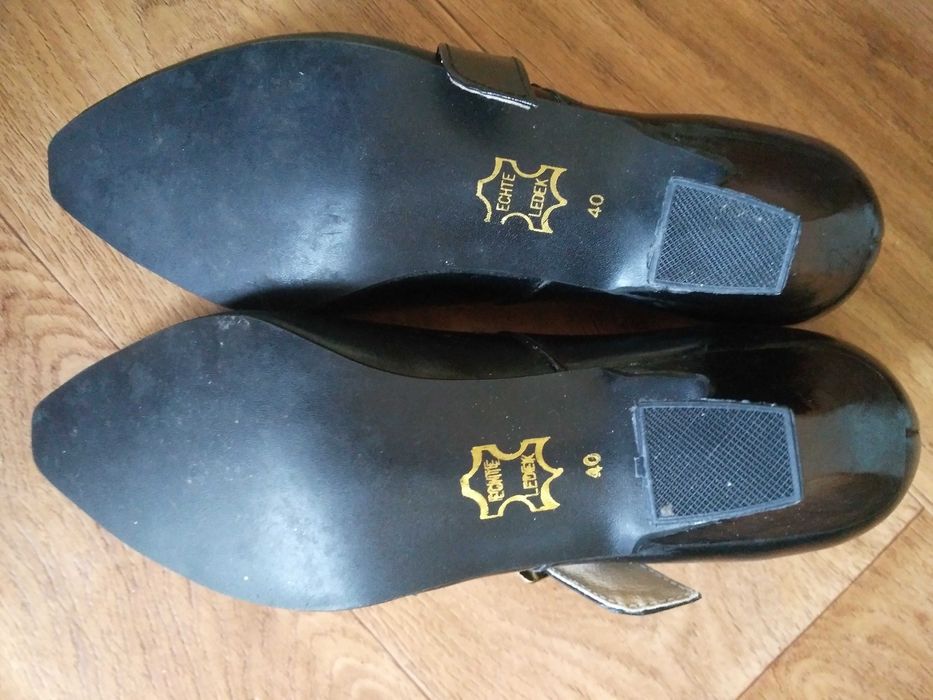 Продам женские туфли