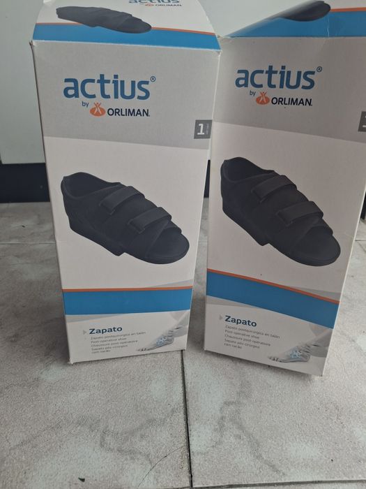 Sapatos pós-cirúrgicos para o calcanhar