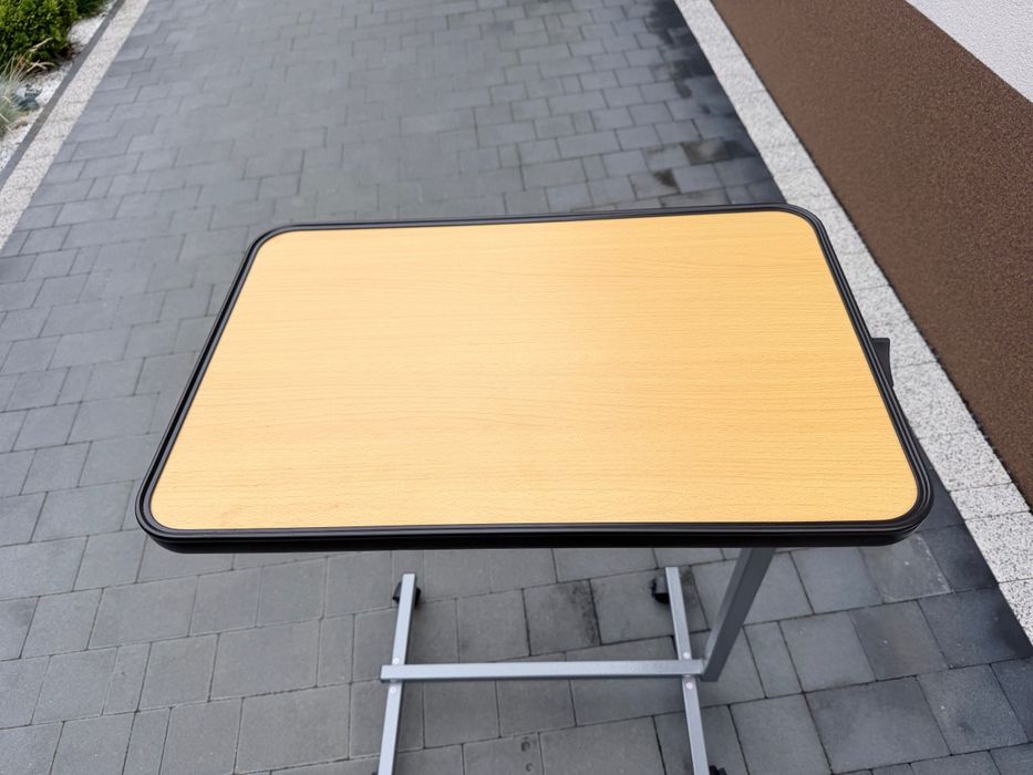 Stolik przyłóżkowy na kółkach