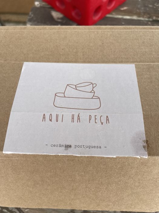 Chavena individual em ceramica branca com pires em madeira